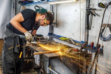 adam değirmeni metal bir açı değirmeni 