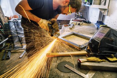 adam değirmeni metal bir açı değirmeni 