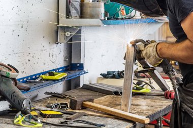 adam değirmeni metal bir açı değirmeni 