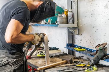 adam değirmeni metal bir açı değirmeni 