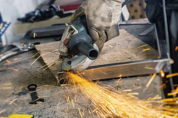 adam değirmeni metal bir açı değirmeni 