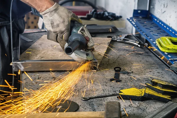 adam değirmeni metal bir açı değirmeni 