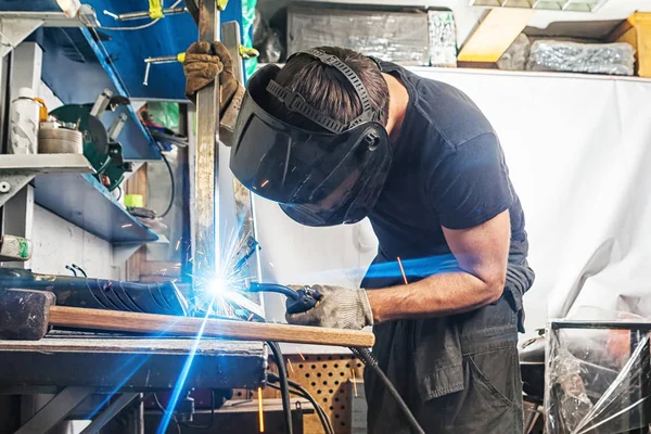 Homme soudures avec une machine à souder métal — Photo