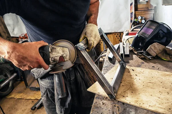 adam değirmeni metal