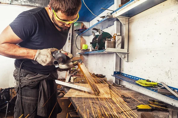 Homem moedor de metal um moedor de ângulo — Fotografia de Stock