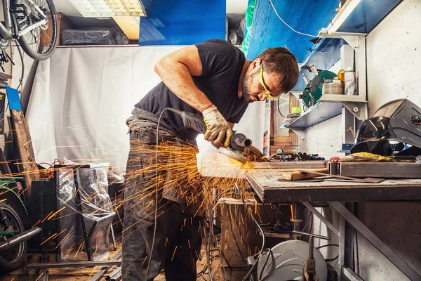 Homme brassant une machine à souder les métaux — Photo