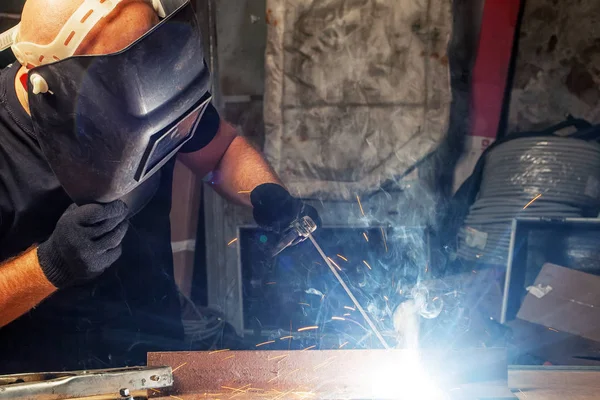 男人焊缝金属的弧焊机 — 图库照片