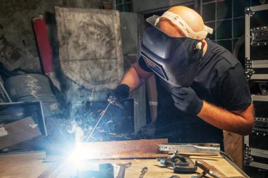 adam kaynak makinesi bir metal kaynak