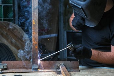 adam kaynak makinesi bir metal kaynak