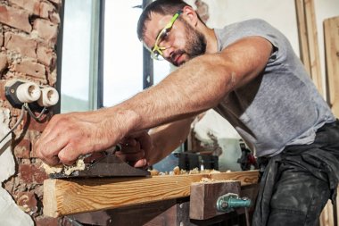 Marangoz ahşap bar siyah jack uçak ile tedavi