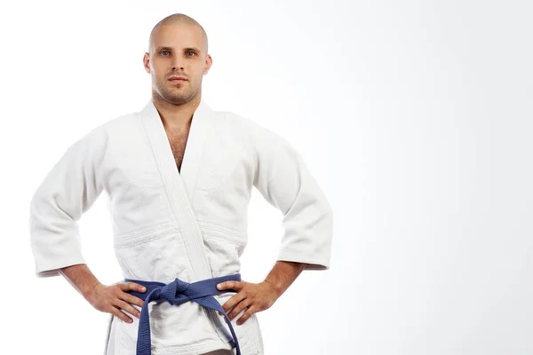 Man in een witte kimono poseren — Stockfoto