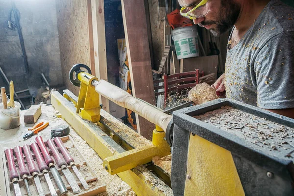 Man maakt een houten product op een draaibank — Stockfoto