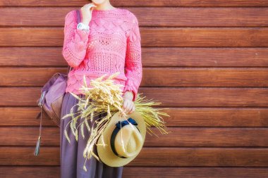 genç kadın bir yaz hırka ve şapka