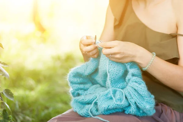 Jonge vrouw breien in bos — Stockfoto