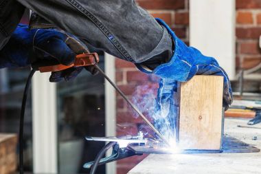 kaynakçı bir Sim inşaat kaynak