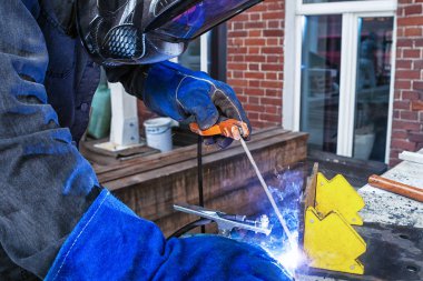 kaynakçı bir Sim inşaat kaynak