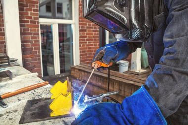 kaynakçı bir Sim inşaat kaynak