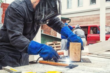 kaynakçı bir Sim inşaat kaynak