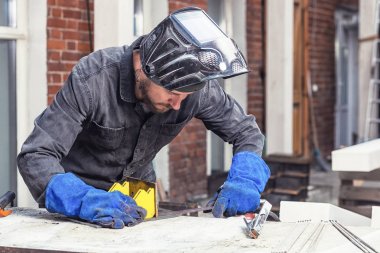 adam bir metal konstrüksiyon yapar