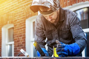 adam bir metal konstrüksiyon yapar