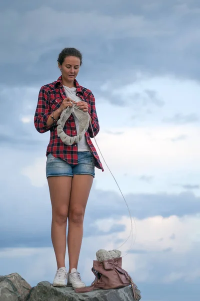 Молодая женщина вяжет свитер — стоковое фото