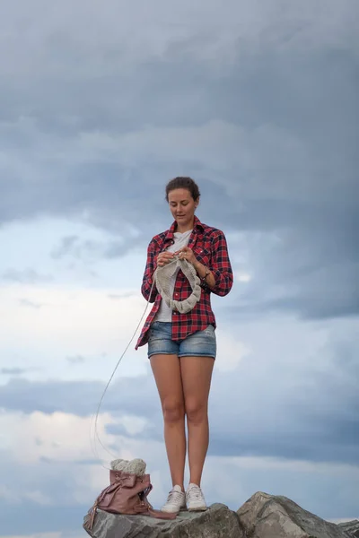 Молодая женщина вяжет свитер — стоковое фото
