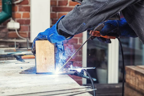 Svářečka je svařování metalického stavební — Stock fotografie