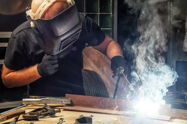 人酿造一种金属焊接机 — 图库照片