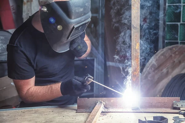 Homme brassant une machine à souder les métaux — Photo