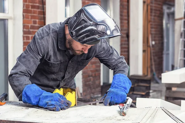 adam bir metal konstrüksiyon yapar