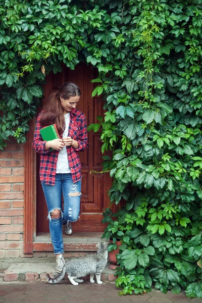 Femme tient des livres et marche — Photo