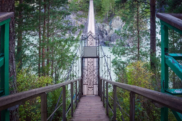 Jembatan di pegunungan Altai ke pulau Patmos — Stok Foto