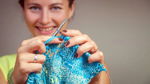 Vicino donna lavoro a maglia — Foto Stock