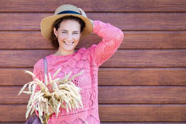 Genç esmer kadın poz