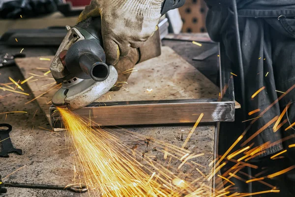 biler kadar metal ürün açı öğütücü ile kapatın.