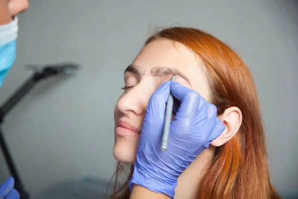 Master on the eyebrows  grafted eyebrow — Stock Photo, Image