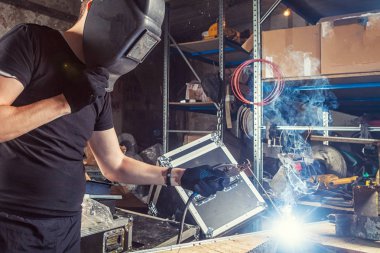 Kaynakçı kaynak makinesi bir metal bira 