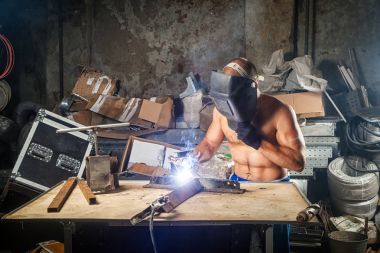 Kaynakçı kaynak makinesi bir metal bira 