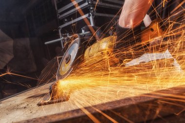 İşçi kesme metal kapatın