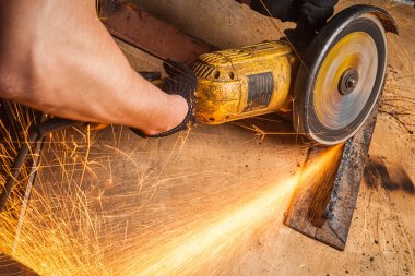 İşçi kesme metal kapatın