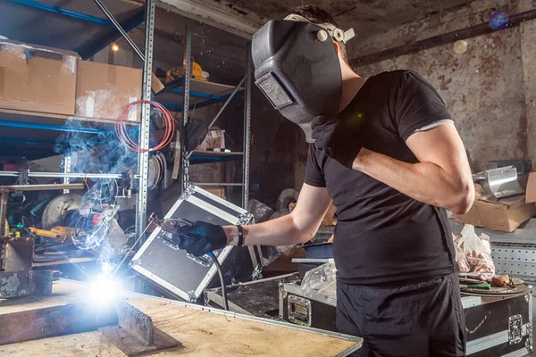 Kaynakçı kaynak makinesi bir metal bira 