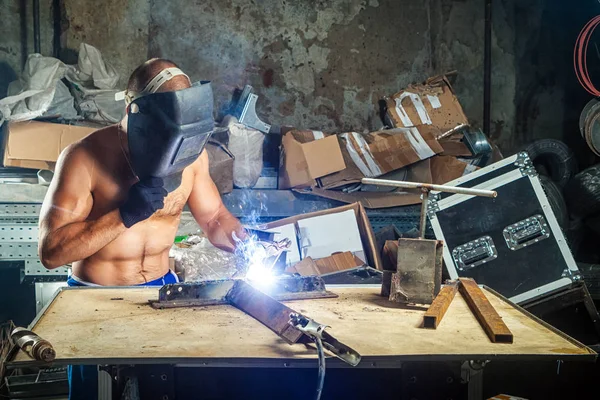 Kaynakçı kaynak makinesi bir metal bira 