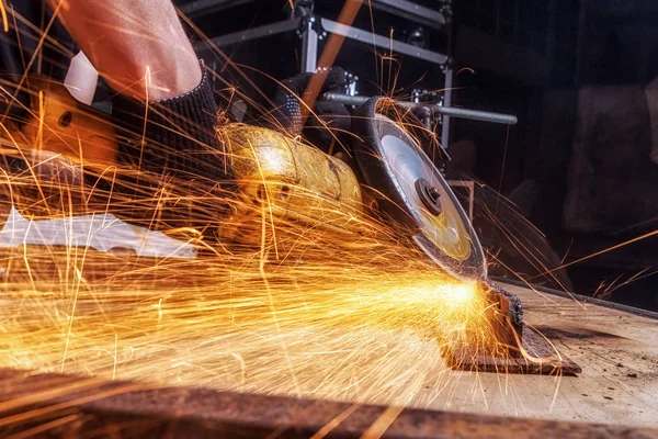 İşçi kesme metal kapatın