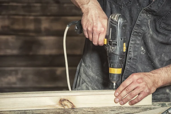 siyah bir modern tornavida ile işçi vida