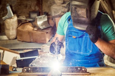 adam bir metal ark kaynak makinesi ile kaynak 