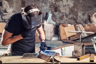 adam bir metal ark kaynak makinesi ile kaynak 