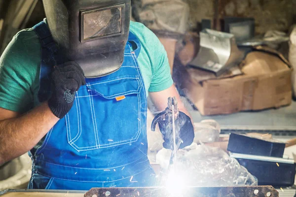 Hombre soldadura de un metal con máquina de soldadura por arco — Foto de Stock