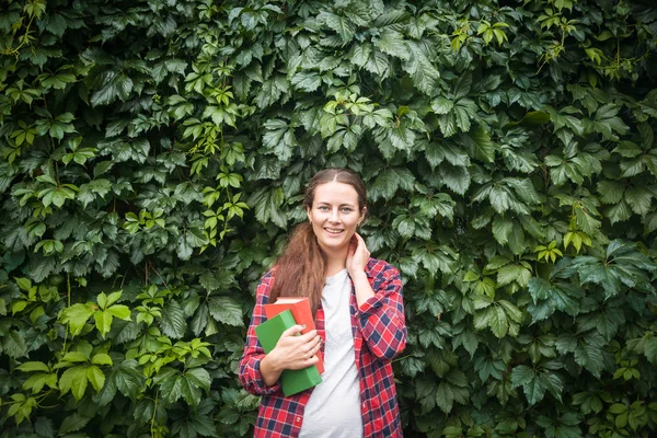 Женщина с зеленой и красной книгой — стоковое фото