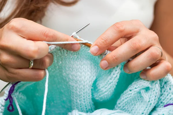 Close-up van jonge vrouw breien — Stockfoto