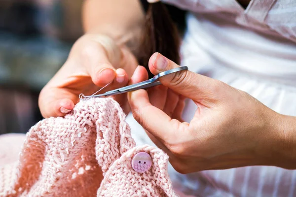 Fechar jovem mulher tricotar — Fotografia de Stock